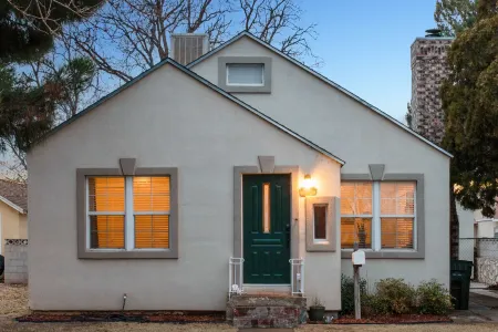 Sage Cottage: Cozy & Serene/ Sleeps 6 / Huge Yard!