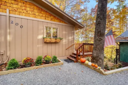 Pine Haven Getaway in Linville Land Harbor. 4BDR/3BA with Large Deck & Game Room Отели рядом с достопримечательностью «Christmas Tree Hill Garden Center»