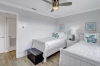 Luxury Condo: Top-Floor Sea View, Pool, Private Beach Access, Elevator