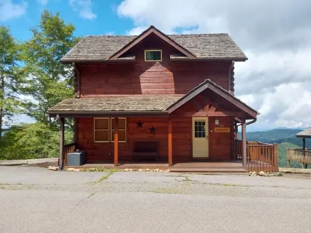 HIDDEN CHALET GEM IN BLUE RIDGE MOUNTAINS,PETS.HOTTUB 4500 ELEVATION SKING OPEN