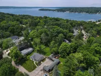 “Private 3-Bed Cabin Near Geneva Lake – Walk to Dining & Beach” Hotels in Williams Bay