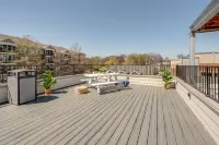 Charming Retreat with Rooftop Deck and Stylish Amenities - Cozy Oasis Hotels in Berry Hill