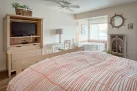 Bayfront Studio with Jetted Tub and Fireplace - Charming Coastal Retreat