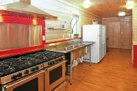 Spacious Reunion Cabin with Pool and Modern Kitchen - Stunning Retreat