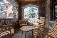 Gourmet Kitchen and Elegant Living Spaces - Exquisite Mountain Retreat