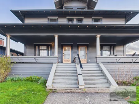 Charming Historic Downtown Retreat - Spacious and Light-Filled Haven Отели в г. Олбани