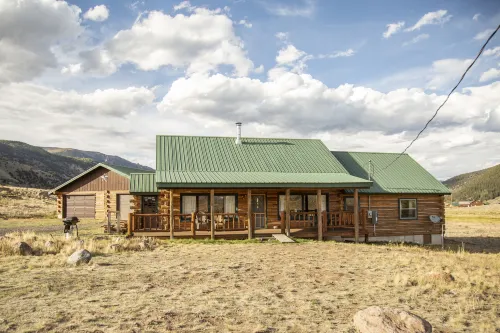 Spacious D-Log Cabin with Panoramic Mountain Views - Charming Getaway Hotels in Mineral County