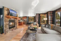 Luxurious Hot Tub and Cozy Gas Fireplace - Stunning Mountain Retreat Отели рядом с достопримечательностью «Квандари Пик Трейлхед»