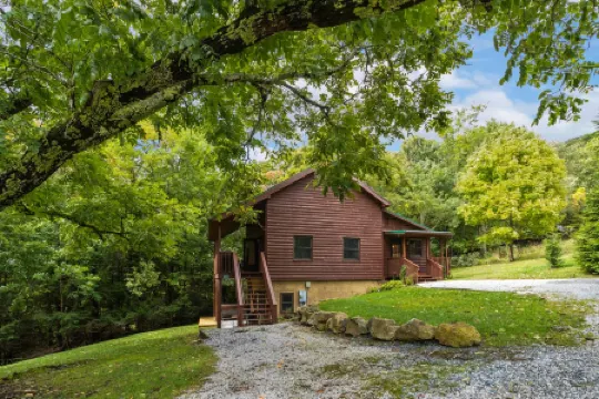 Charming Cabin with Hot Tub and Seasonal Views - Cozy Mountain Retreat