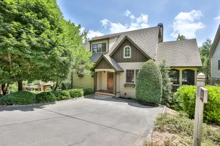 Scenic Lake Views and Access to Resort Amenities - Tranquil Cottage Retreat