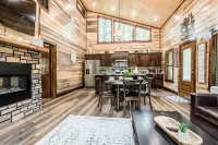 Stunning Cabin with Gas Fireplace and Hot Tub - Gorgeous Ample Retreat