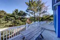 Spacious Yard and Rooftop Observation Deck - Charming Family Retreat