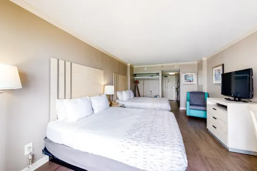 18th-floor ocean-view studio with beach access, pool & hot tub - snowbird-friendly