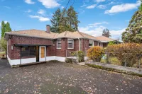 Quirky Decor and Lush Backyard - Cozy Retro Retreat Hotels in Hazel Dell North