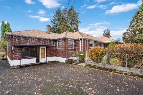 Charming Mid-Century Gem with Lush Backyard - Inviting Retreat Hotels in Hazel Dell North