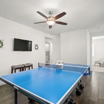 Brand New, Pool, Game Room, BBQ, 2 King Suites!