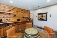 Tranquil Hideaway - Historic, Game room, Fireplace, Oasis Hotels in Lubbock
