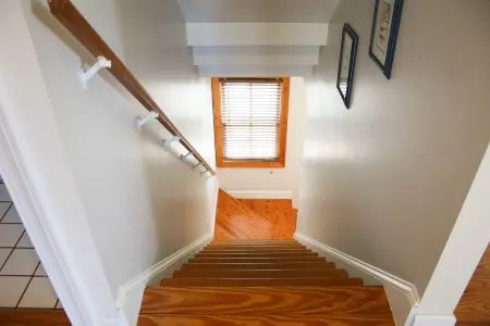 Short Walk to Beach and Shops with Grill and Wifi - Charming Retreat