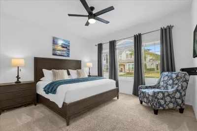 Private Screened-in Pool and Clubhouse Amenities - Elegant Family Haven Hotels in Davenport