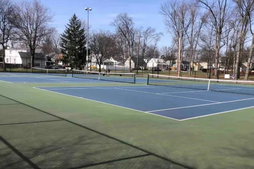 Private 2-Bed House with Free Parking and 15-Min Walk to Direct NYC Manhattan Train Hotels in Avenel