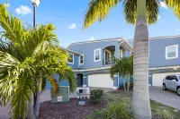 Community Pool and Close to Beach - Stunning Elegant Retreat