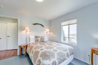 Oceanfront home with amazing views, hot tub, WiFi & deck - hiking nearby