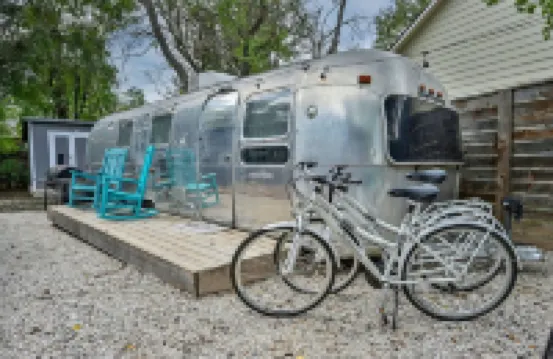 Charming Oasis with Airstream and Fire Pit - Cozy Escape under Oak Trees