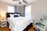 Charming Cottage with Private Sandy Beach - Delightful Lakefront Escape