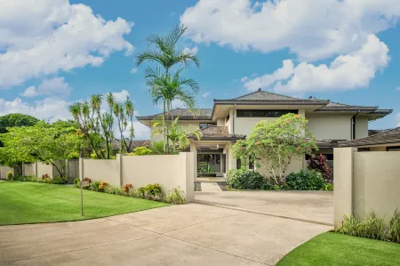 Infinity Pool and Spa Amenities - Stunning Tropical Sanctuary