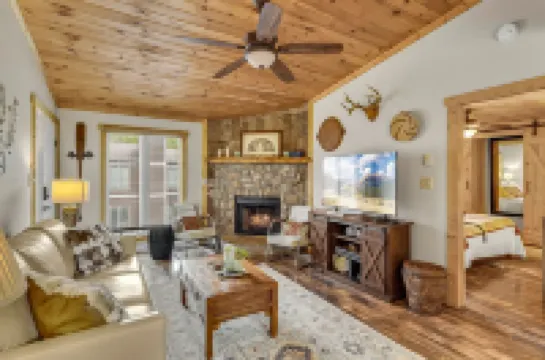 Charming Downtown Retreat with Rustic Modern Touches - Delightful Getaway