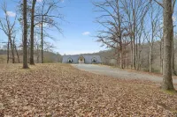 Expansive Outdoor Spaces and Cozy Interiors - Charming Nature Retreat Hotels in Lawrenceburg