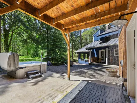 Cozy Lodge with Hot Tub and Game Room - Inviting Mountain Retreat