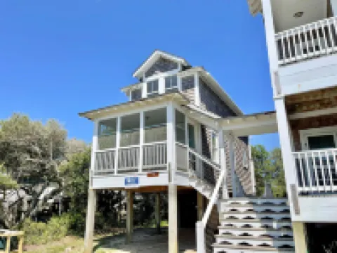 Charming Loft Retreat with Screened Porch - Cozy and Inviting Escape