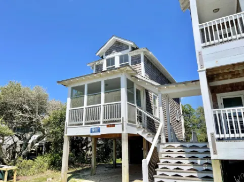 Charming Loft Retreat with Screened Porch - Cozy and Inviting Escape