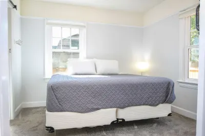 Charming Bungalow with Fenced Backyard - Delightful Escape Hotels in der Nähe von Chinese Cemetery