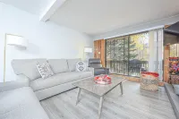 Cozy Balcony and Modern Kitchen Amenities - Serene Mountain Haven Hotels in Parowan