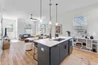 Private Patio and Modern Kitchen for Groups - Stylish Haven Hotels in Montopolis