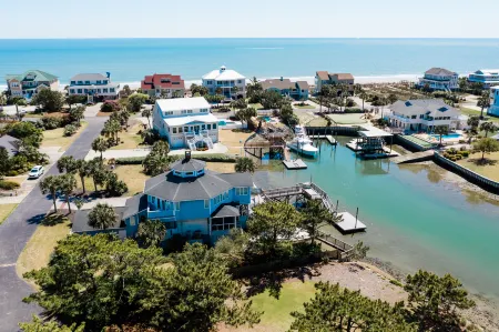 Private Dock and Incredible Inlet Views - Exquisite Coastal Haven Отели рядом с достопримечательностью «Frankie's Fancy's»