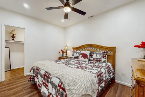 Lower-level riverfront condo - close to everything in downtown Helen Hotels in Helen