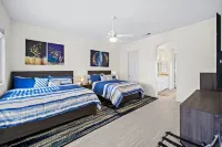 Elegant Oasis with Pool and Putting Green - Luxurious Retreat