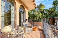 Exquisite Oasis with Expansive Pool - Stunning Luxury Retreat