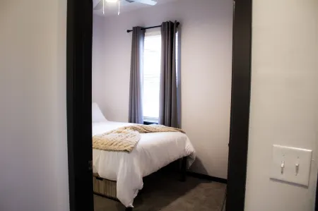 Stunning 4-Br Houses with on-Site Pool