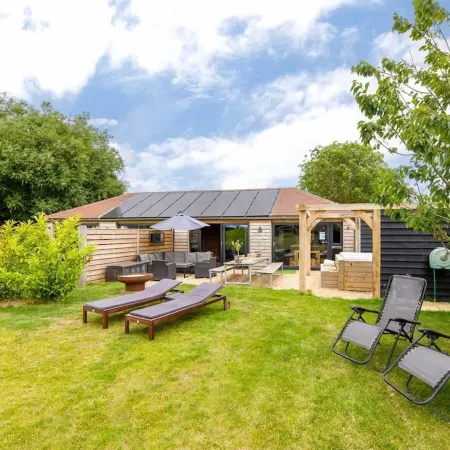 Rural Lodge Retreat with Hot Tub