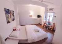 Sea Horse Guest House - 2-Star