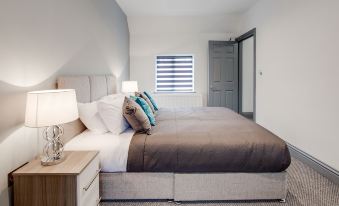 4 Bed - Sleeps 6 - Private Garden - Free Parking