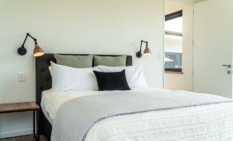 Farrant Drive - Sleeps 8 - Lake & Mountain Views - Modern & Stylish
