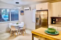 Walk to Wilton Drive - Spacious & Quiet Villa #2 HOT TUB!