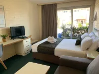 Crest Motor Inn Hotels in Queanbeyan