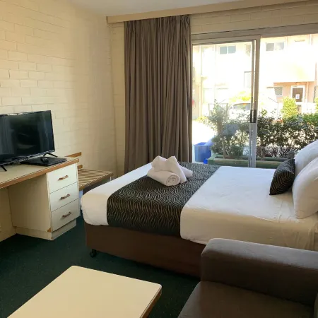 Crest Motor Inn
