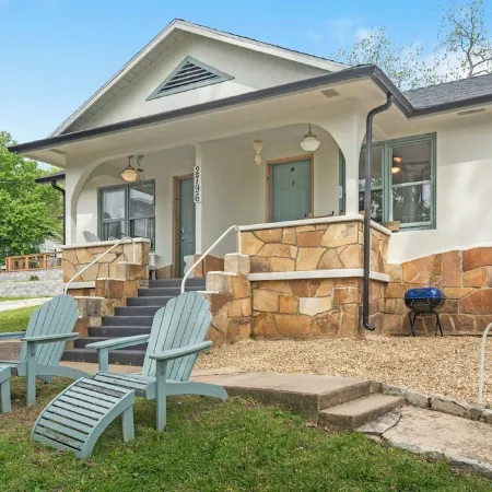 Charming Lake View cottage in tranquil Rockaway Beach
